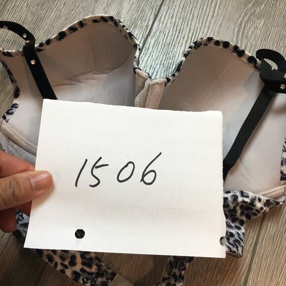 NWT Victoria's Secret's Leopard studded Bra Style 0950 Black and White Size 38C - Picture 6 of 6